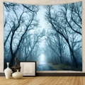 Dettaglio dell'arazzo bosco bohémien appeso alla parete per decorazione d'interni - Sentiero della Foresta Blu Profondo (GT100010) / 73X95CM