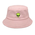 Gros plan du chapeau bob rose avec broderie d'extraterrestre et coutures sur le bord - M (56-58cm) / Rose