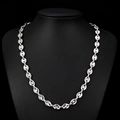 Collar de granos de café de acero inoxidable plateado pulido en un busto negro - 9mm de Ancho 46cm de Largo / Color Acero