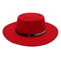 Détail d'un chapeau en feutre de laine rouge à bord plat avec ruban ethnique tressé - Rouge
