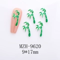 Detalle de dijes de uñas de bambú verde con bordes dorados sobre arte de uñas rosado - Estilo de Hoja Verde con Base de Oro de Bambú (9620)