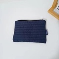Dettaglio della borsa trapuntata blu navy con cuciture orizzontali e cerniera nera - Portamonete (Righe Orizzontali) / Blu navy
