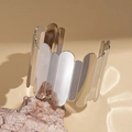 Détail d'un bracelet manchette argenté large et ondulé avec texture métallique - Argenté