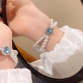 Zweilagiges Perlenarmband mit rundem blauem Edelstein und funkelnden Kristallen - S546 Weiß