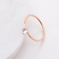 Anello minimalista in acciaio al titanio placcato oro rosa 18k con zircone a quattro griffe - US 4 / Stile Solitario in Zirconia a Quattro Griffe / Oro rosa