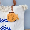 Detail eines niedlichen Taiyaki-Plüschbeutels mit Goldkette an einer Canvas-Tasche - Taiyaki (Ohne Futter)