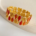 Dettaglio ravvicinato di un bracciale vintage dorato con inserti in smalto rosso e arancio - Smalto Sfumato Strass (Oro-Rosso) / Oro-Rosso
