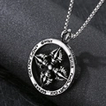 Dettaglio del ciondolo talismano gotico d'argento con croce vajra su trama nera - Stile Vajra Gotico Rotondo (KP80379-MI)