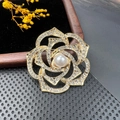 Broche camélia dorée élégante avec cristaux scintillants et grande perle blanche - BZ033 Design de Camélia