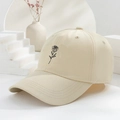 Broderie détaillée d'une rose noire sur une casquette de baseball en coton beige - Beige