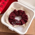 Rood-zwart geruite kanten scrunchie met een kleine groene strik op een kanten ondergrond - #2 Rode Geruite Haarelastiek Met Kant