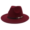 Détail d'un chapeau fedora bordeaux avec bande en cuir noir et boucle dorée - M(56-58cm) / Rouge Vin (Double Bande)