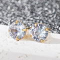 Élégantes boucles d'oreilles en plaqué or 18k avec zircone ronde et serti à quatre griffes - Zirconium de 4mm