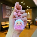 Dettaglio portachiavi creativo in acrilico con glitter liquidi e una pecora rosa - Perle a Bolla a Luce Notturna Rosa