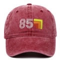 Detalle de gorra vintage de algodón lavado rojo con bordado 85 y logotipo de colores - Burdeos 85 (40 Años)