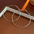 Silberne strukturierte Creolen mit funkelndem Hammerschlag-Finish und Steckverschluss - 6cm / Silber