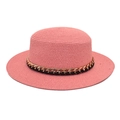 Dettaglio di un cappello di paglia rosa con catena dorata e nastro nero decorativo - M (56-58cm) / Rosa