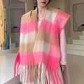 Écharpe à carreaux rose et camel avec franges portée par un mannequin dans une pièce moderne - 12# Rose Camel Patchwork