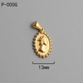 Dettaglio macro del ciondolo a moneta romana ovale 13mm placcato oro 18K con rilievo - P-005G