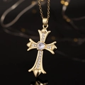 Dettaglio del ciondolo a croce dorata con zirconi micro-pave su base nera riflettente - Croce con Diamanti e Fondo Appuntito Oro (款式38)