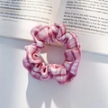 Roze en wit geruite kanten bloem haarelastiekje op een open boek - 41# Zoete Roze Grid