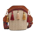 Detail der gewebten Stroh-Beuteltasche mit braunem Lederbesatz und buntem Ethno-Gurt - Einheitsgröße / Braun