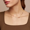 Collana d'oro in acciaio inossidabile con ciondoli in zircone colorato su collo di modella - Collana con 11 Zirconie Colorate