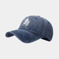 Dettaglio del cappello da baseball in cotone lavato blu con croce e scritte bianche - Regolabile / Blu navy