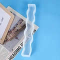 Primer plano del molde de silicona traslúcido de onda larga para velas y resina artesanal - Tira larga 04