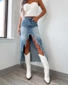 Détail d'une jupe longue en jean à taille haute avec ourlet irrégulier et délavage bleu clair - S / Bleu