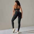 Detailansicht der Rückseite eines schwarzen Yoga-Sets mit Cross-Back-BH und hoher Leggings - S / Schwarz