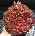 Détail d'un sac de soirée rose rouge de luxe avec strass en cristal et base dorée - Style Rose Rouge (Matériel Doré)