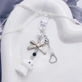 Schattige witte pluchen hondensleutelhanger met zilveren strik en dobbelsteen kralen - Witte Puppy