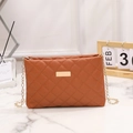 Sac bandoulière matelassé marron caramel avec chaîne dorée et plaque en métal - Marron