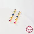 Makro-Detail von regenbogenfarbenen Edelstein-Ohrhängern aus 925 Sterling Silber Fassung - bunt
