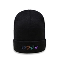 Detalle del gorro negro con cuatro corazones de colores bordados en el borde doblado - Negro