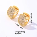 Detail der breiten Gold-Ohrringe mit weißem Zirkonia-Pavé und herzförmigen Ausschnitten - Gold