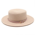Détail du chapeau de paille à haut plat avec ruban en cuir rose et boucle dorée élégante - M (56-58cm) / Rose Clair