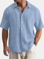 Gros plan d'une chemise bleu clair à manches courtes avec texture froissée et détails boutonnés - S / Hauts / Bleu ciel