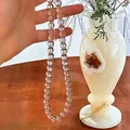 Macro di perline tonde trasparenti su una collana estiva in vetro di cristallo bianco - Collana di cristallo da 8 mm
