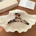 Grande pince à cheveux en acétate avec motif léopard crème et marron et lettrage doré - Écaille