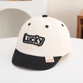 Dettaglio del ricamo Lucky e cuciture a contrasto sul berretto da baseball per bambini - 50cm (1-3 anni) / Bianco (Bordo Nero)