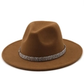 Détail d'un chapeau fedora marron en laine avec un ruban scintillant argenté - Kaki