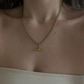 Detail van 18K vergulde T-bar hanger met elegante touwketting gedragen door een model - 3mm Touwketting
