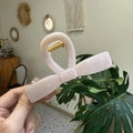 Grande molletta per capelli a fiocco rosa con elegante design a torsione e molla dorata - Rosa Nude Chiaro