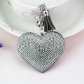 Detalle del llavero de corazón gris con diamantes de imitación y herrajes de plata - Tono Plateado + Gris