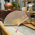 Elegante ventaglio pieghevole rosa pallido con motivo floreale e nappa coordinata - A25 Ventaglio Hanfu Vintage - Fiore Coniglio della Luna Rosa