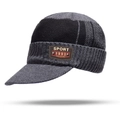 Detail van grijze gebreide klepmuts met lederen sportpatch en geribbelde textuur - Beanie / Grijs