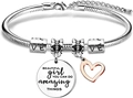Dettaglio del bracciale con ciondoli in argento e frase motivazionale incisa sul pendente - Cuore Oro Rosa (Beautiful Girl)