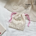 Detailansicht der geblümten Kord-Beuteltasche mit rosa Kordelzugverschluss - Rosa Blumenmuster Cord